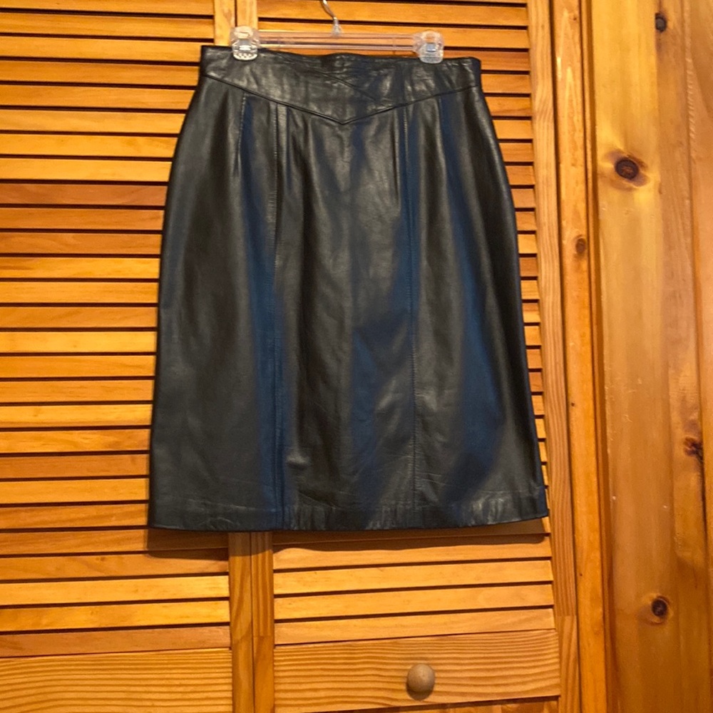 Nice leather skirt beautiful fabric of leather zipper and knob on the back